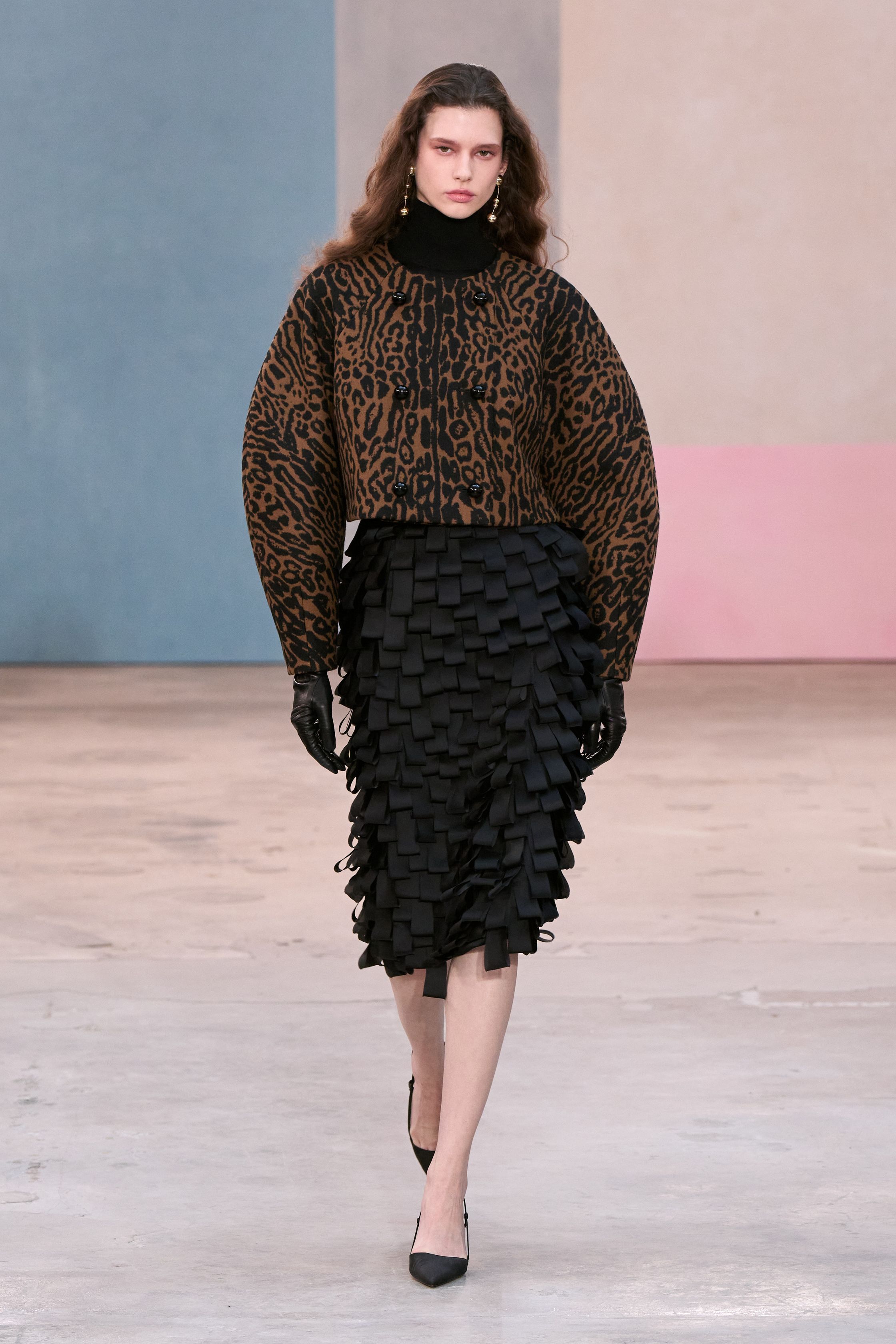 Carolina Herrera延续品牌标志性的优雅与花卉浪漫，立体花朵、修身礼裙与黑白对比呈现经典女性魅力，在简洁背景中强化结构廓形与精致装饰，优雅而坚定-顽石频道趋势研究